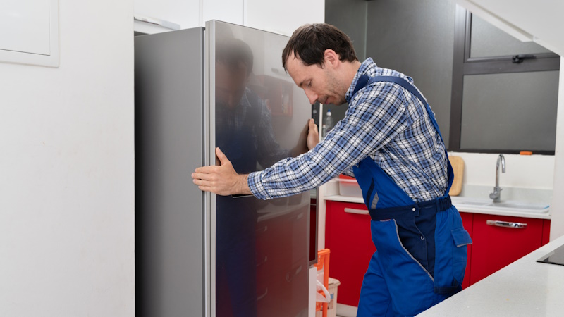 Старый холодильник