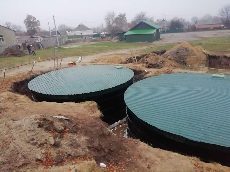 Пожежний резервуар у ландшафті