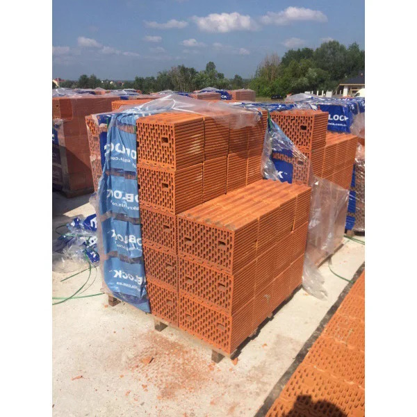 фото керамічних блоків на піддоні/об’єкті