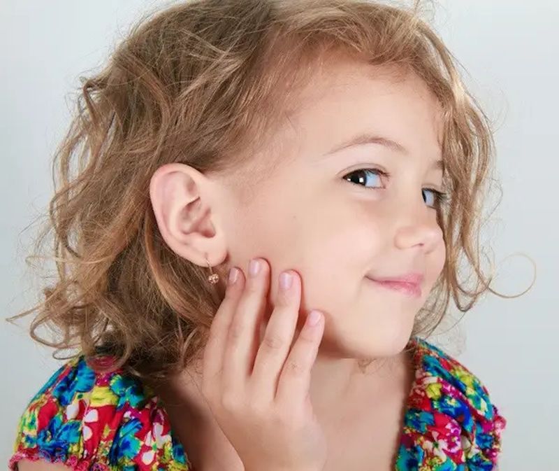 перші сережки для доньки